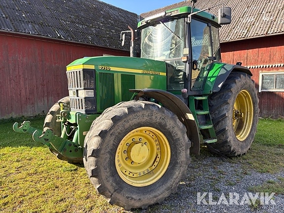 Traktor John Deere 7710 med frontlyft