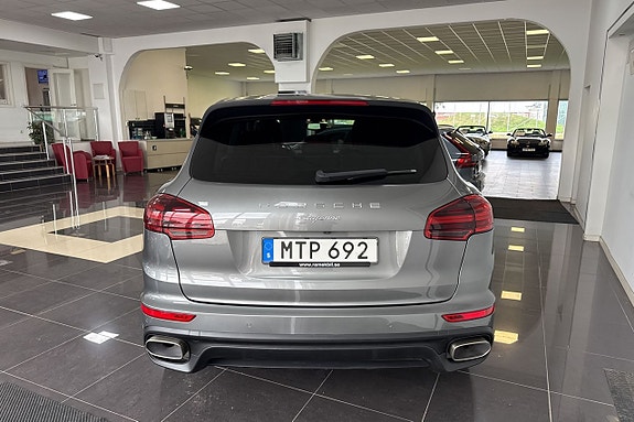 Porsche Cayenne 5 of 11
