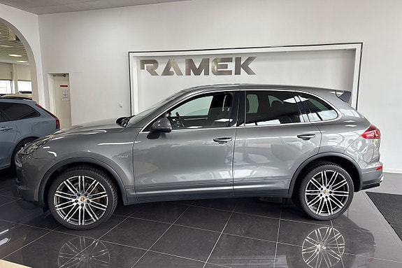 Porsche Cayenne 3 of 11