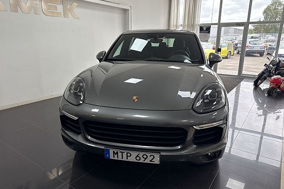 Porsche Cayenne 2 of 11