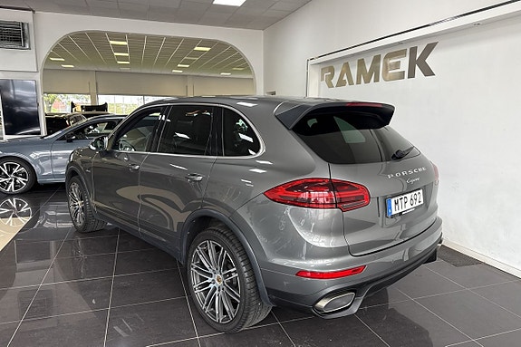 Porsche Cayenne 4 of 11