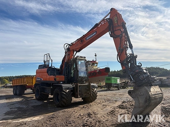 Grävmaskin Doosan DX140W med Oilquick 4 of 6