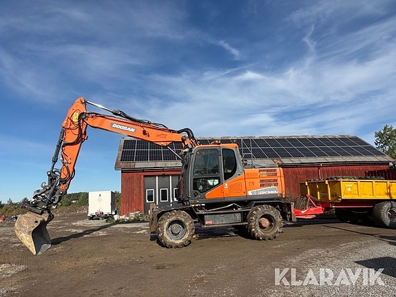 Grävmaskin Doosan DX140W med Oilquick 2 of 6