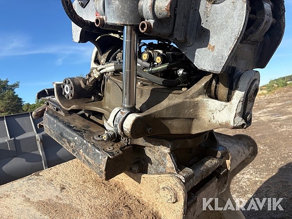 Grävmaskin Doosan DX140W med Oilquick 6 of 6