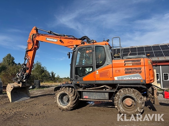 Grävmaskin Doosan DX140W med Oilquick 3 of 6