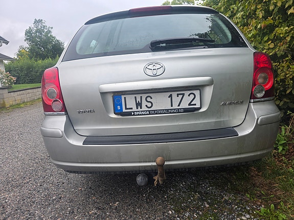 Toyota Avensis 2 of 3