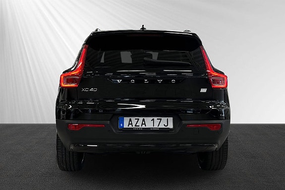 Volvo XC40 2 of 16