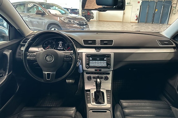 Volkswagen Passat Alltrack 13 of 16