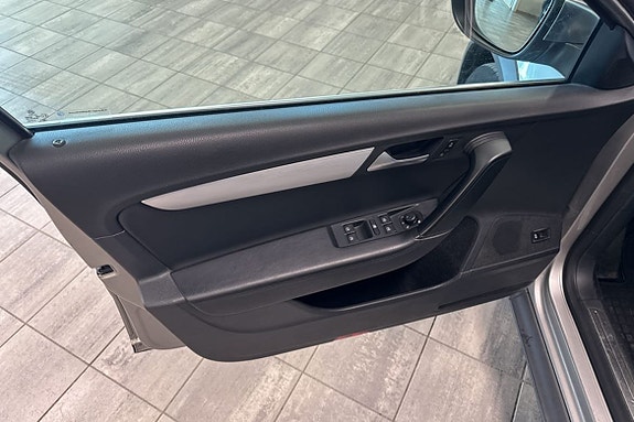 Volkswagen Passat Alltrack 6 of 16
