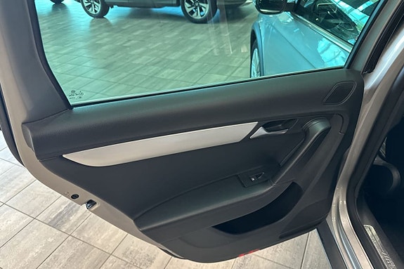 Volkswagen Passat Alltrack 11 of 16