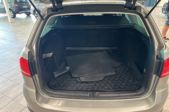Volkswagen Passat Alltrack 14 of 16
