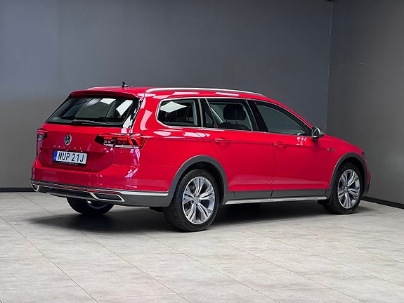 Volkswagen Passat Alltrack 2 of 11