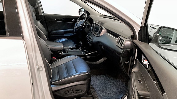 Kia Sorento 3 of 12