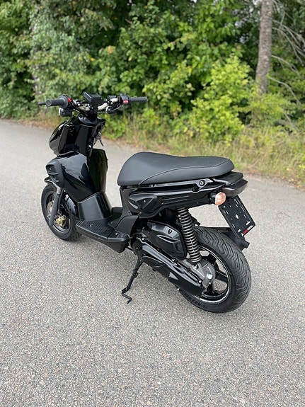 Yamaha Slider 3 of 5