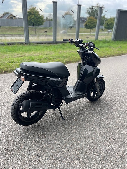 Yamaha Slider 2 of 5