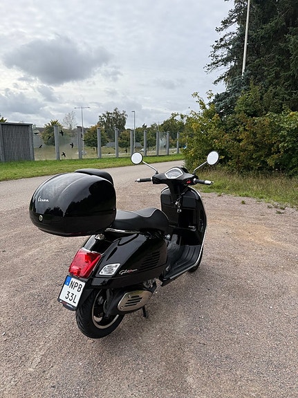Piaggio Vespa GTS 300 2 of 5