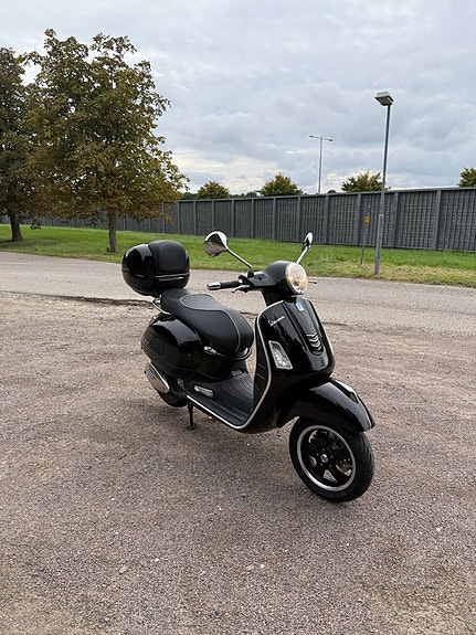 Piaggio Vespa GTS 300 4 of 5