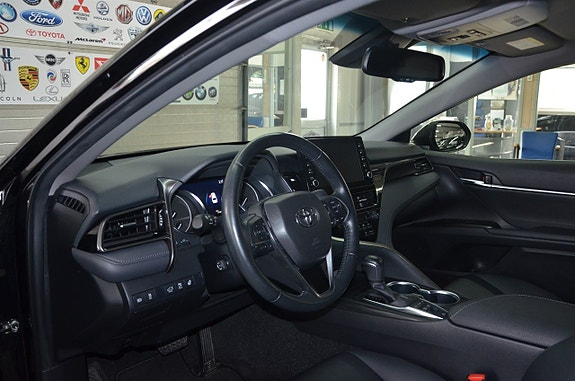 Toyota Camry 5 of 18