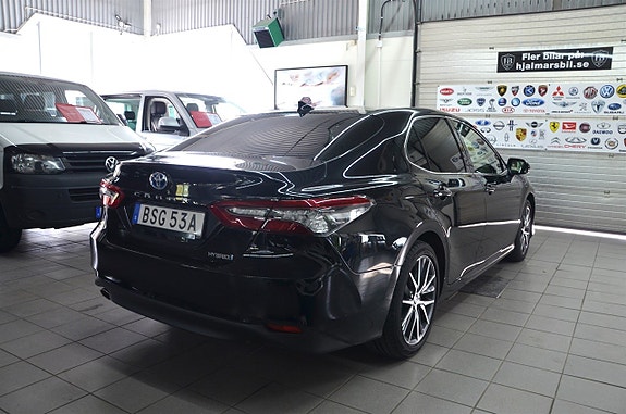 Toyota Camry 3 of 18