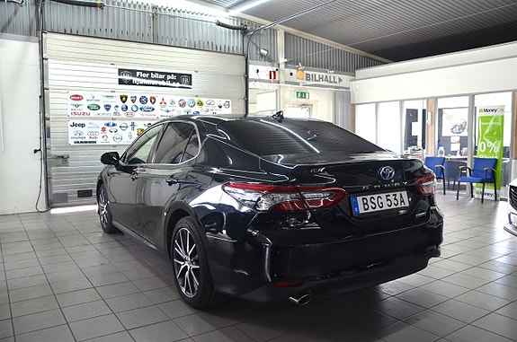 Toyota Camry 4 of 18