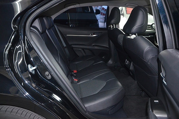 Toyota Camry 9 of 18