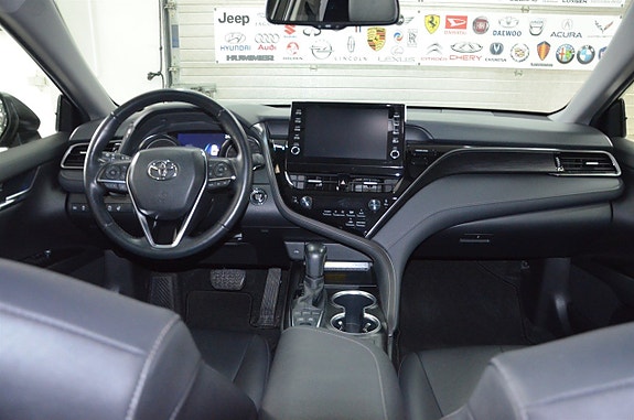 Toyota Camry 10 of 18