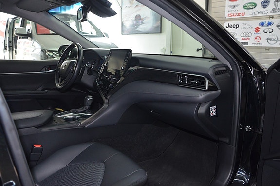 Toyota Camry 7 of 18