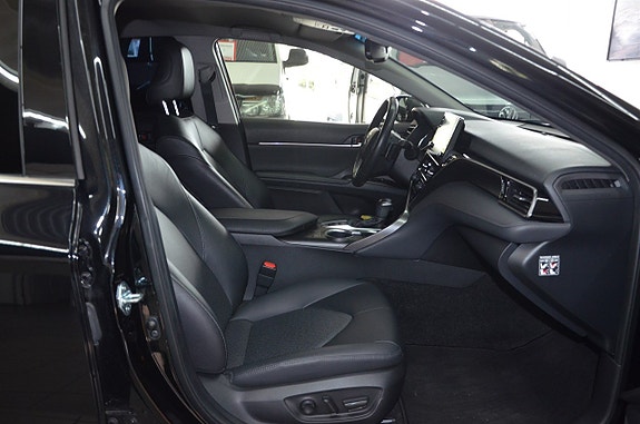 Toyota Camry 8 of 18