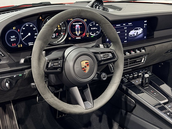 Porsche 911 Carrera 4 GTS 29 of 30