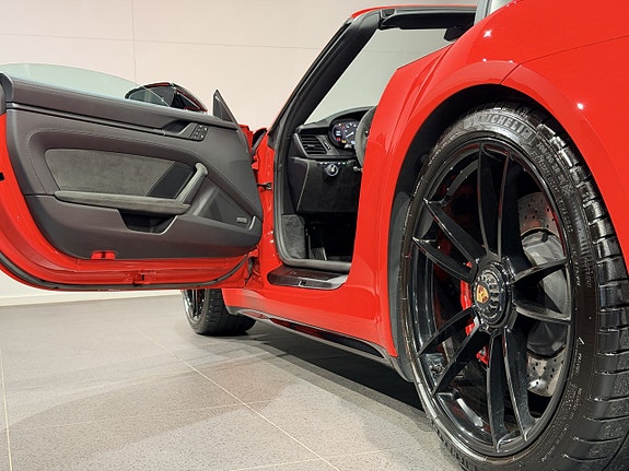 Porsche 911 Carrera 4 GTS 22 of 30