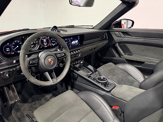 Porsche 911 Carrera 4 GTS 28 of 30