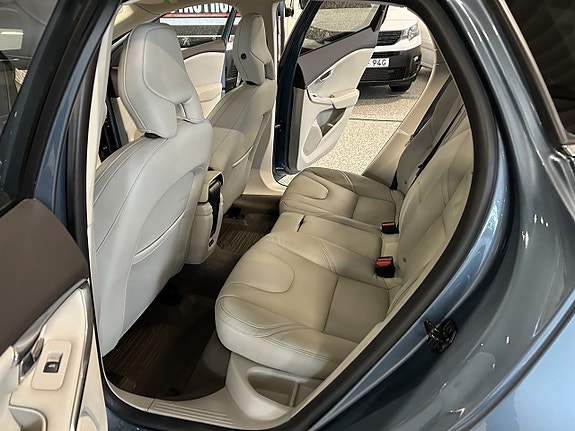 Volvo V40 16 of 26