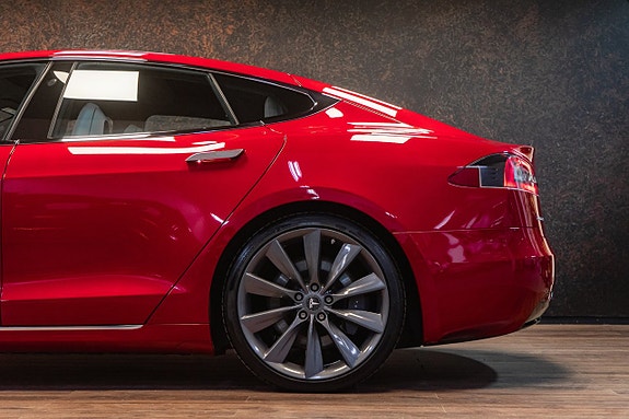 Tesla Model S 11 of 27
