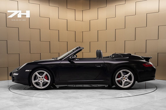 Porsche 911 Carrera 4S 2 of 22
