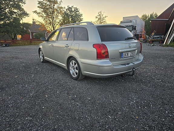 Toyota Avensis 4 of 6