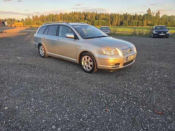 Toyota Avensis 2 of 6