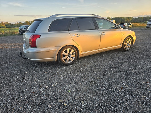 Toyota Avensis 3 of 6