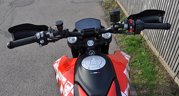 Ducati Hypermotard 950 RVE 7 of 10