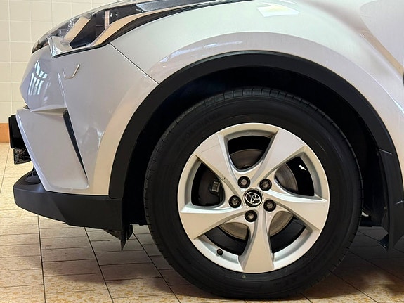 Toyota C-HR 12 of 24