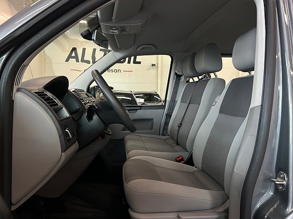 Volkswagen Caravelle 13 of 26