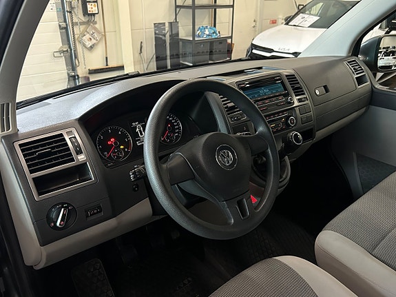 Volkswagen Caravelle 16 of 26