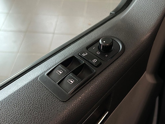 Volkswagen Caravelle 26 of 26