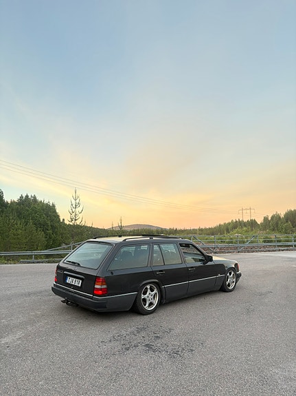 Mercedes-Benz 300 TD 5 of 13