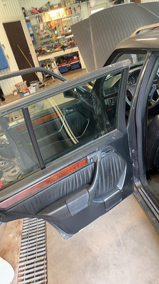 Mercedes-Benz 300 TD 9 of 13