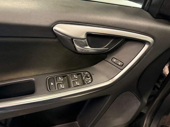 Volvo XC60 11 of 25
