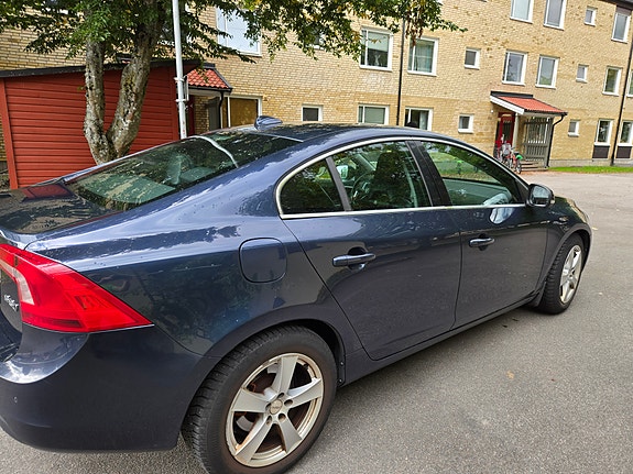 Volvo S60 4 of 5
