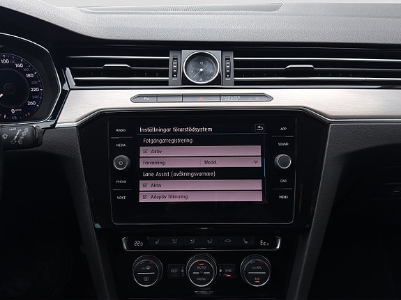 Volkswagen Passat 24 of 30