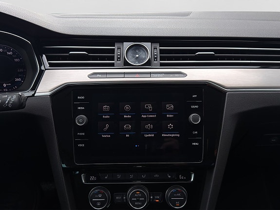 Volkswagen Passat 26 of 30