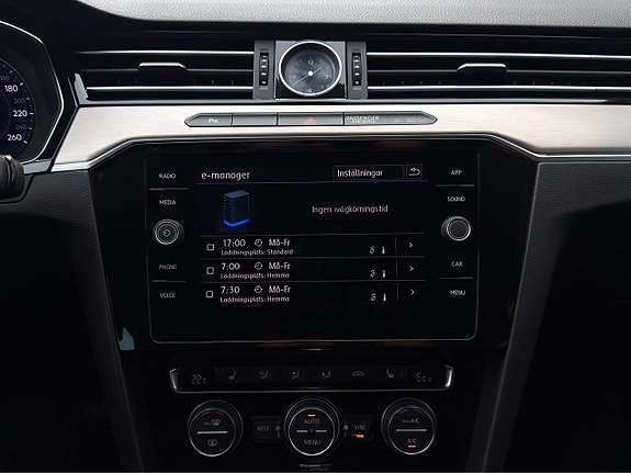 Volkswagen Passat 22 of 30