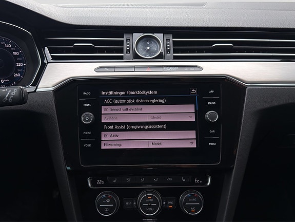 Volkswagen Passat 18 of 30